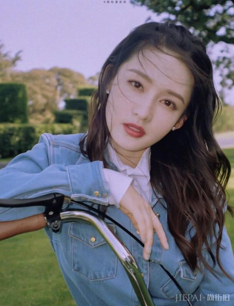 李沁穿红裙清纯似少女,踩“牙签鞋”性感妖娆