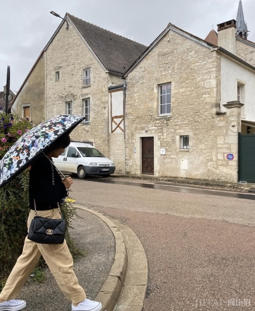 JENNIE妈穿雾霾蓝高领毛衣搭配牛仔蓝色阔腿裤，温暖又舒服