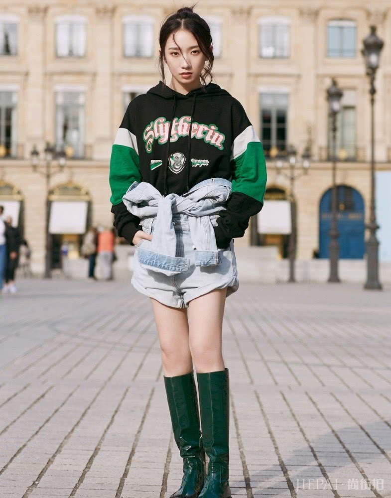 美女明星孟美岐穿白衬衫配高腰裤,机场街拍霸气又显瘦