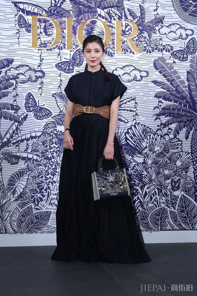 女人过了40逆龄生长有技巧,这样打扮既时尚还减龄