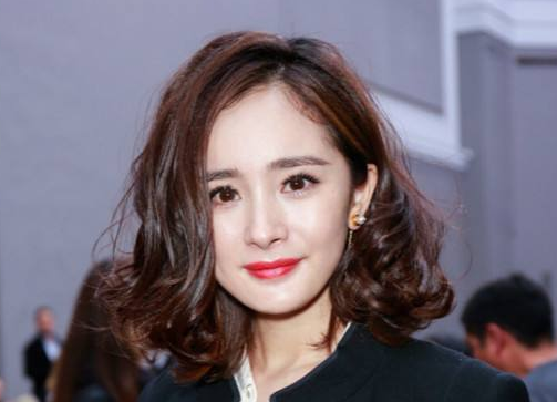 杨幂为什么总喜欢卷发出境？看完她的造型后，秒懂！