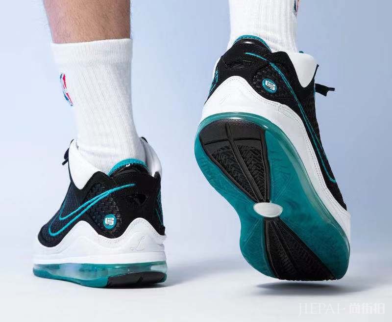 发售日期已确定!LeBron 7 经典红毯配色月底归来!