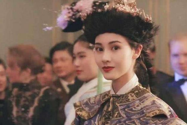 李嘉欣当年有多美?被称全港富太的“公敌”,今49岁韵味仍犹存