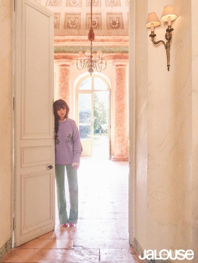 郑爽米色风衣配波浪长发成漫画女主,太不真实