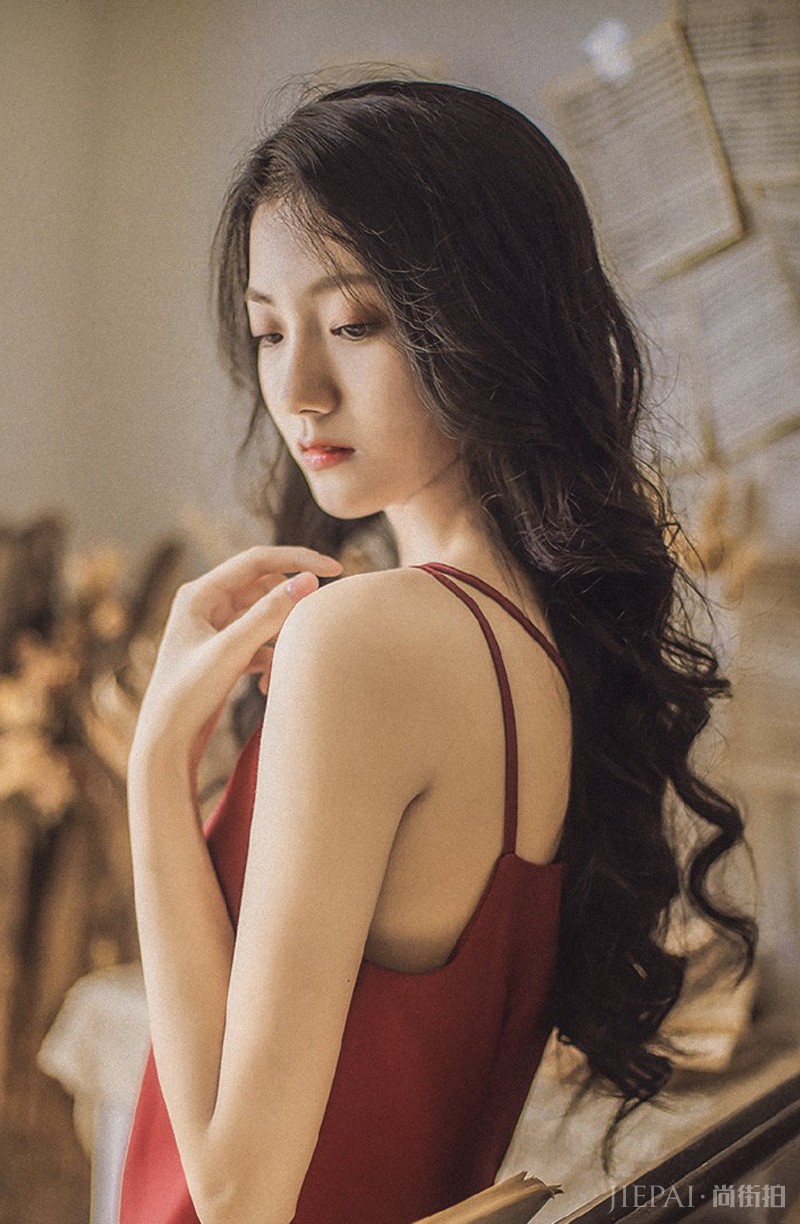 红裙吊带裙美女双肩微露风情妩媚写真图片