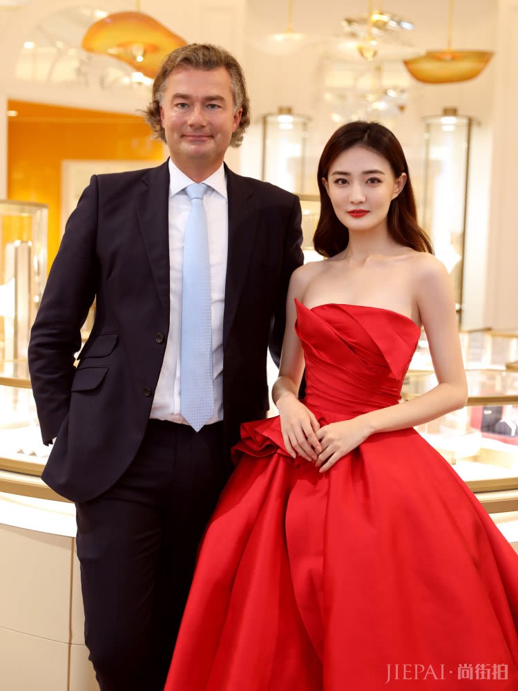 徐璐身穿一袭抹胸礼服，恋爱后越发性感！