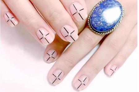 闪亮美甲黏贴小钻才好看，精致指甲图案打破夏季沉闷