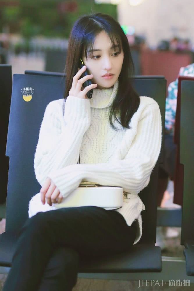 郑爽恋爱后衣品开挂,高领毛衣搭配小脚裤加上雪地靴太美