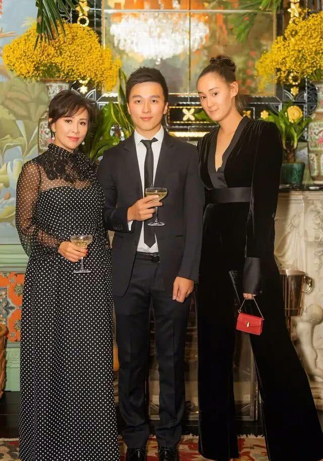 大龄女明星颜值现状，蔡明脸僵了刘嘉玲腰像水桶，许晴算自然老？