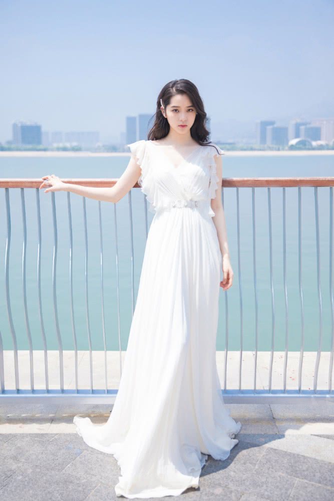 欧阳娜娜白色毛衣搭配裤子,少女感好极了