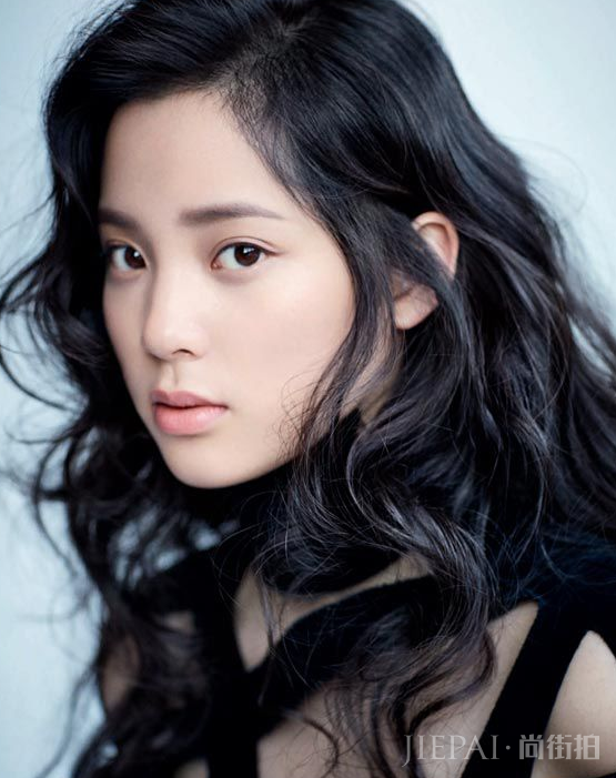 欧阳娜娜“眼屎妆”火了，女生很喜欢，直男却以为是“苍蝇腿”