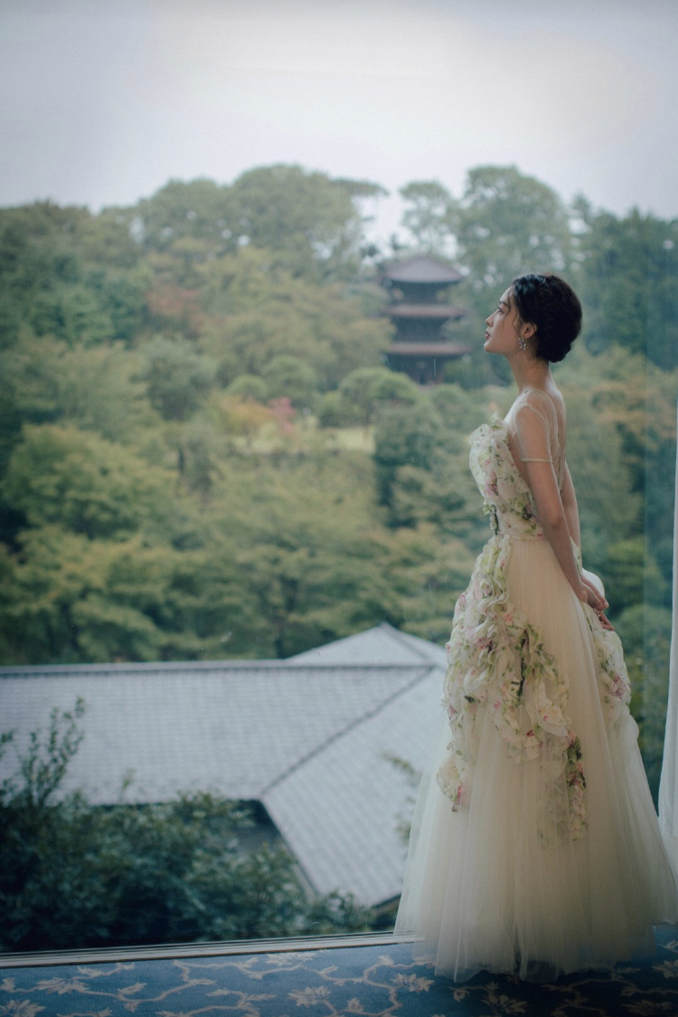 李沁“花仙子”造型大秀美背,回眸拍照眼神撩人