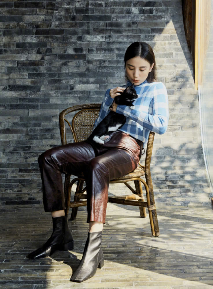 宋佳一身白色套装张扬高贵,美得霸气十足