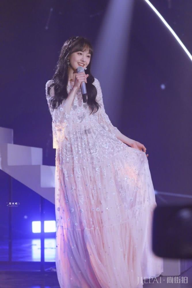 郑爽恋爱后衣品开挂,高领毛衣搭配小脚裤加上雪地靴太美