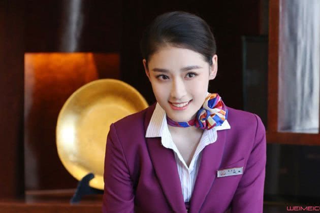 中国机长中的五位空姐,中戏北电毕业的各有两位,而她非科班出身