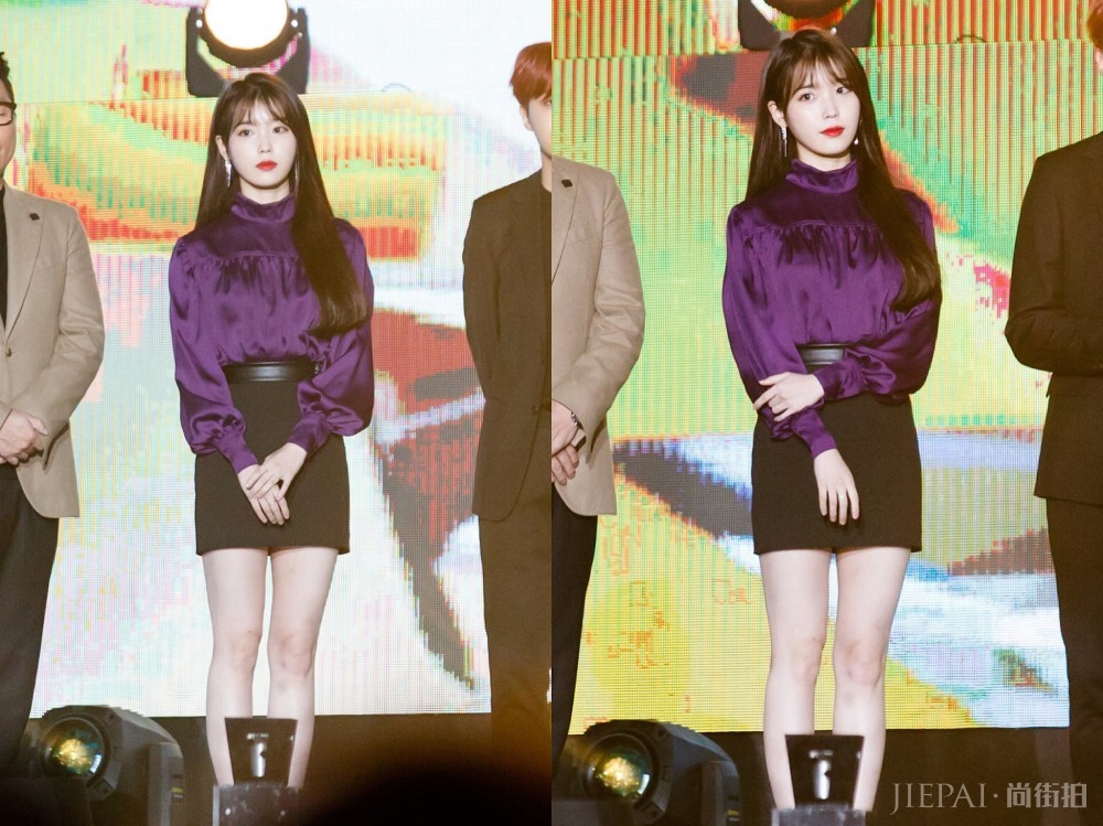 IU也太爱紫色了,从话筒到上衣再到裙子,统统都用紫色