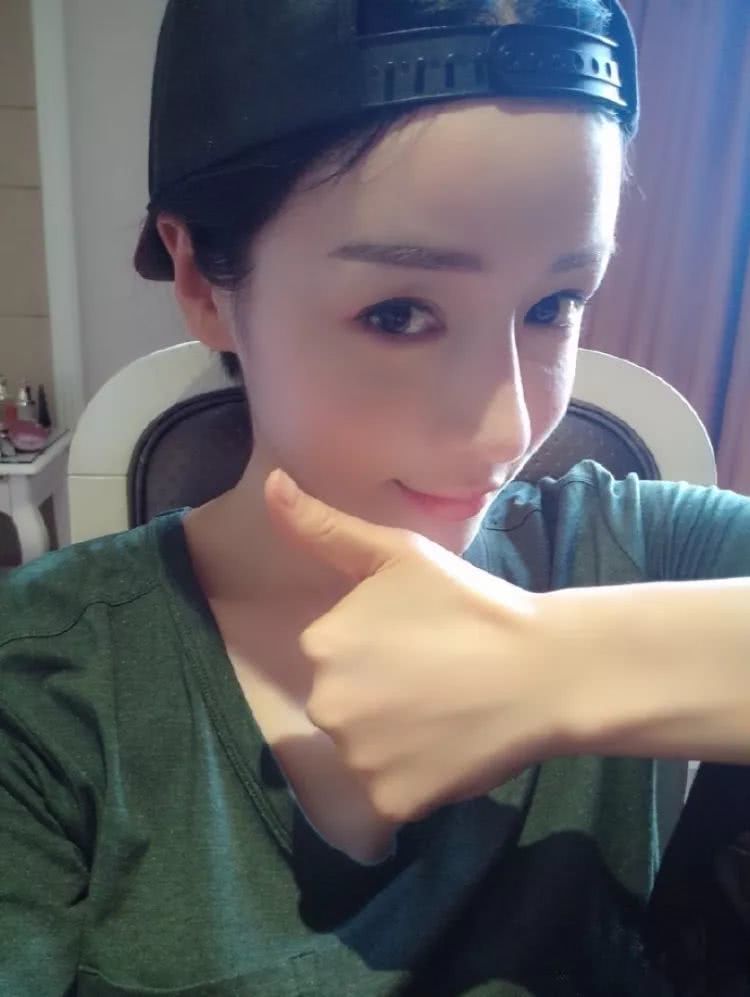 圣姑何彦霓生活照清新自然，穿搭休闲时尚