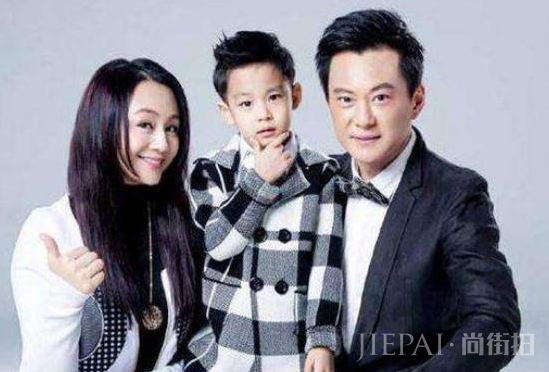 曾是央视最红主播,与李湘争过一姐,下嫁跑龙套演员,儿子颜值高