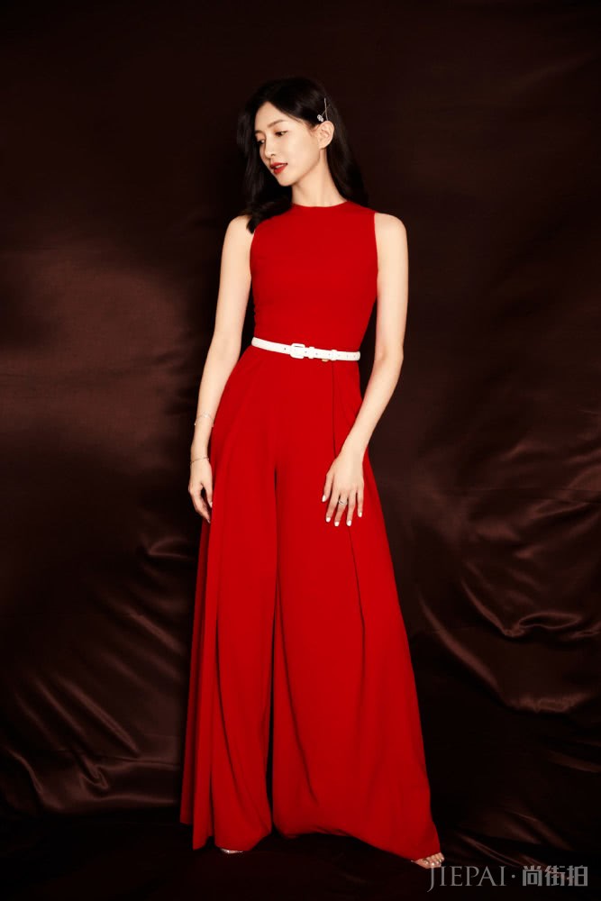 江疏影米兰街拍，穿碎花裙配拼接外套，戴同色贝雷帽甜度爆表