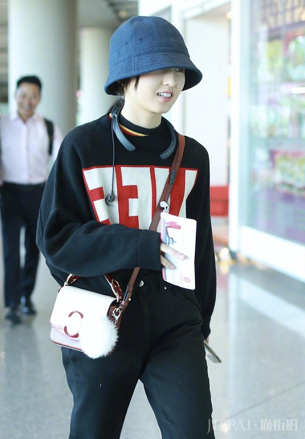 张子枫最新街拍终于对“灭霸鞋”下手了，穿着意外显腿长