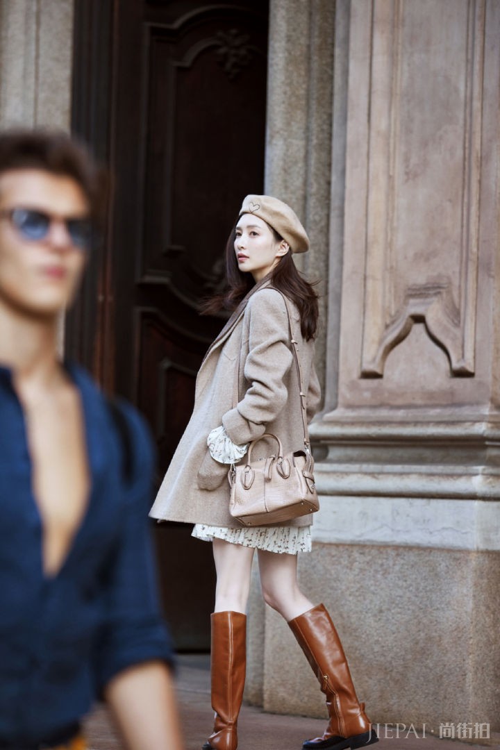 江疏影初秋街拍 白毛衣搭配皮裤随性又时髦