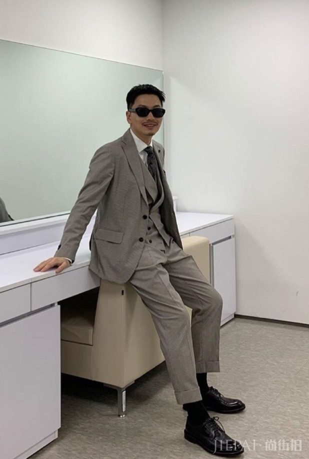 李东辉西装雅痞风格十足,这是理想男友的示范吧