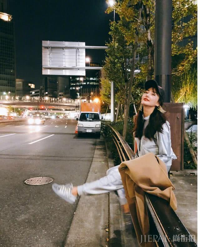 张雨绮一袭咖啡色抹胸连衣裙配百万首饰,惊艳高级