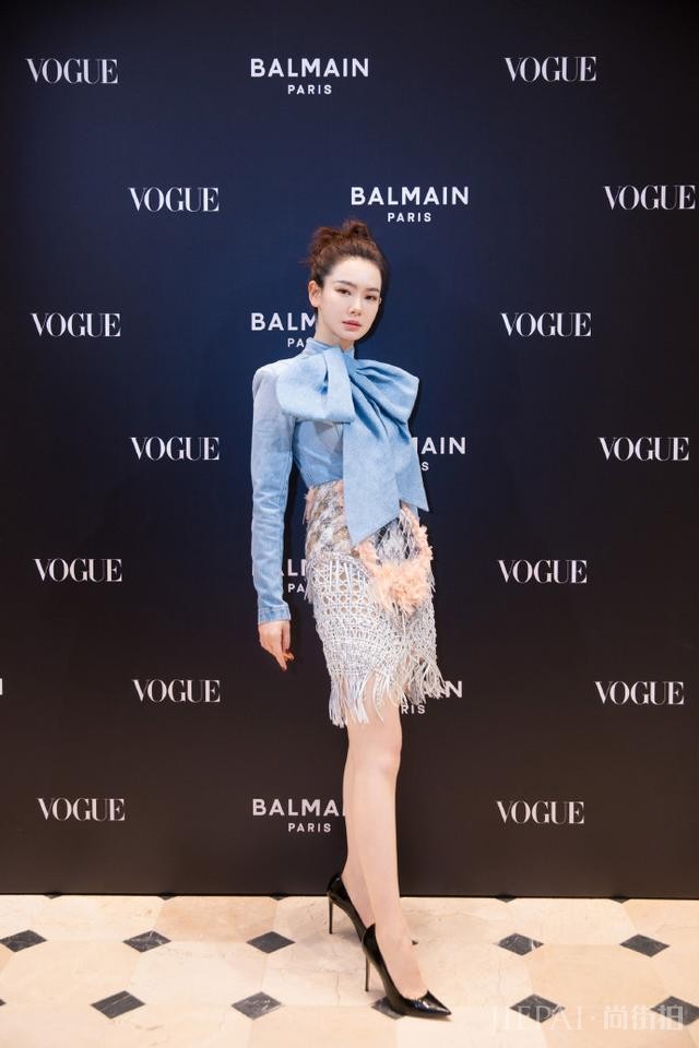 戚薇为凹造型太拼！机场街拍穿7890蝴蝶结上衣配编织裙，两颗泪痣太抢镜