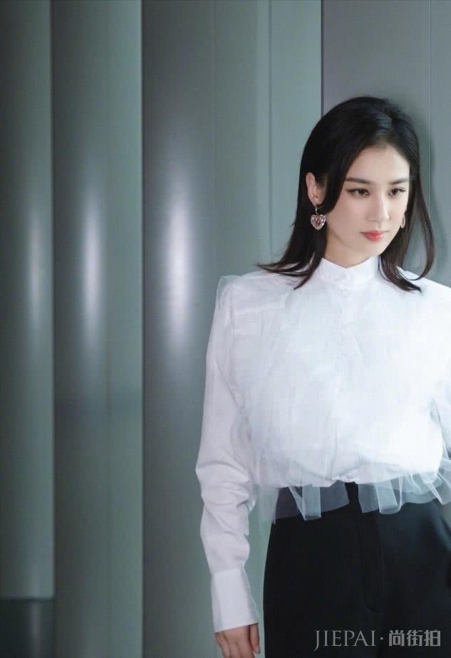 黄圣依颜值高身材好还会穿,36岁穿搭依旧像少女