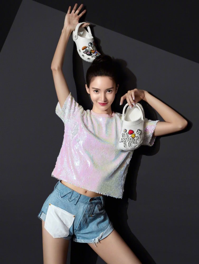 金晨的裤子有多短?口袋多出一指长,谁知道穿后真的超级显腿细