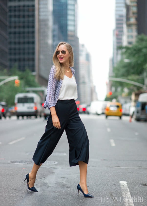 欧美街拍:让阔腿裤搭配精致尖头鞋带你进入时尚高地