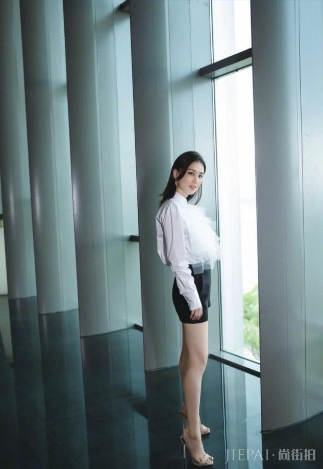 黄圣依颜值高身材好还会穿,36岁穿搭依旧像少女