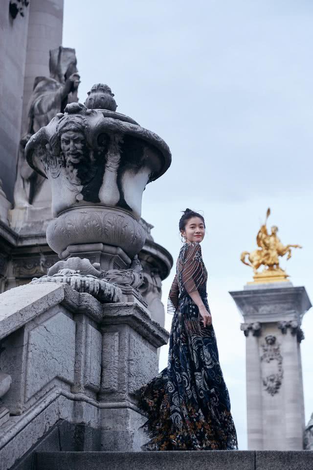 张雪迎穿复古风长裙优雅大气，配丸子头气质绝了！