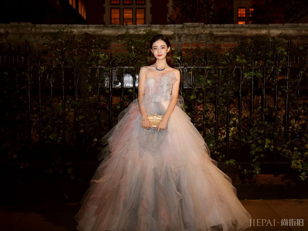 徐璐身穿一袭抹胸礼服，恋爱后越发性感！