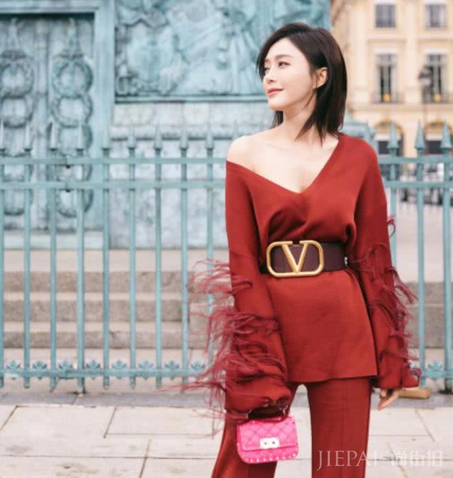 秦岚一身红比花还美,大V领秀出完美锁骨