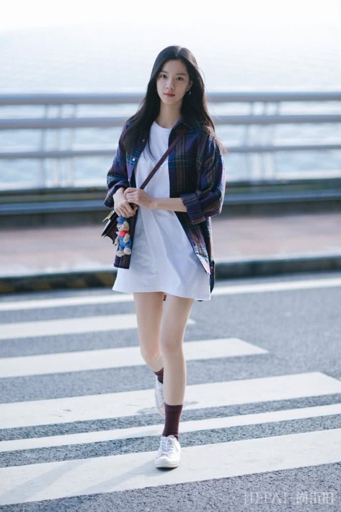 庄达菲穿斜肩轻纱裙现身釜山电影节,优雅甜美