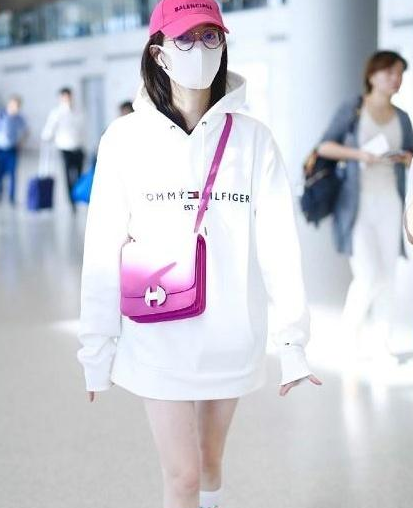 一到换季就没衣服穿?来看看明星们卫衣当裙子怎么穿
