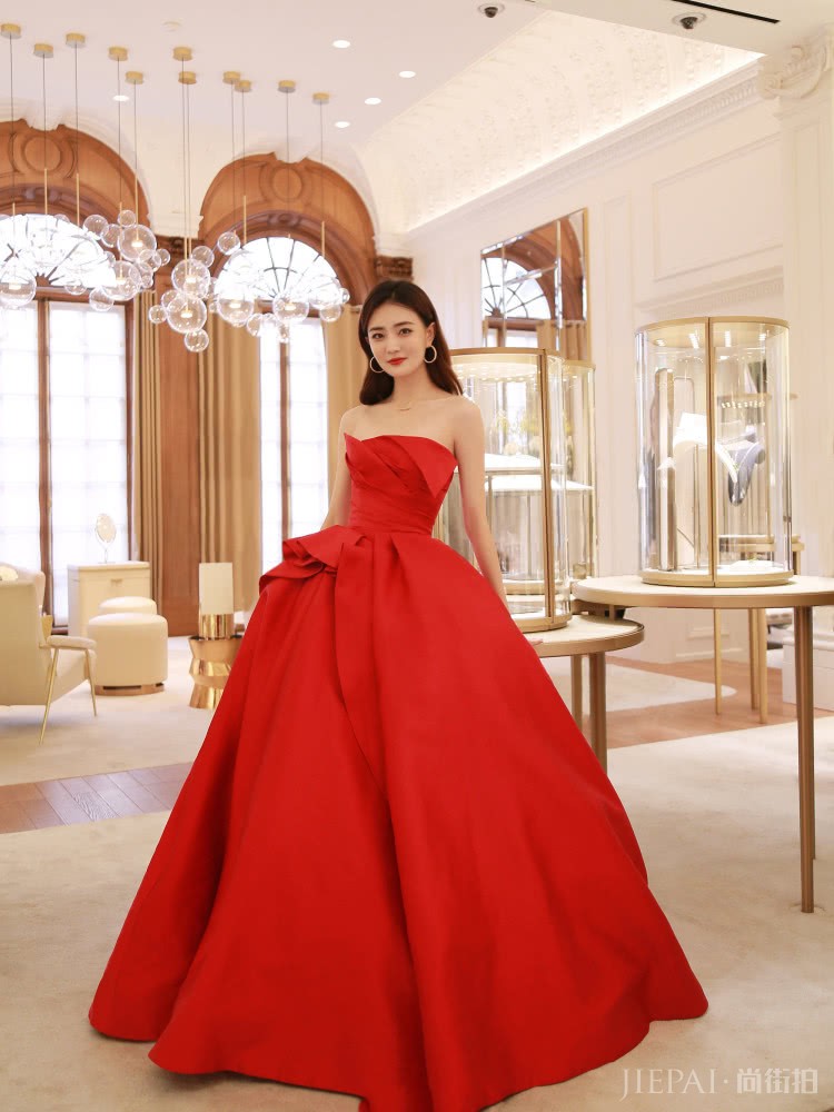 徐璐身穿一袭抹胸礼服，恋爱后越发性感！