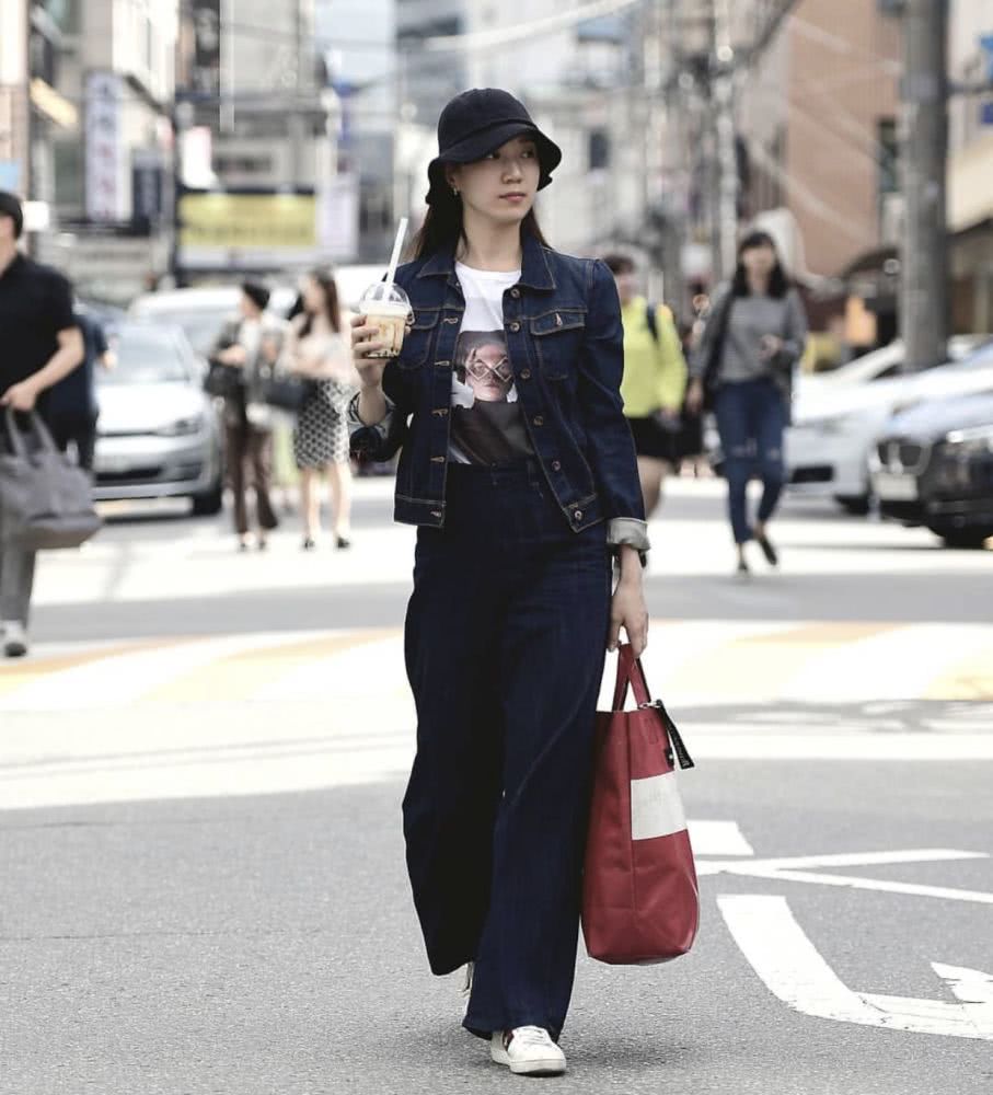 国内街拍：秋天时髦精们都爱穿美美的外套