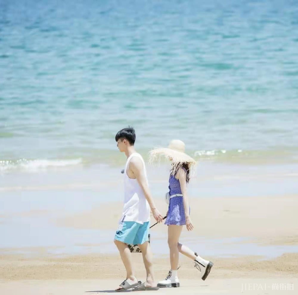 徐璐与张铭恩三亚游玩,穿吊带碎花裙甜美,还与关晓彤撞款不撞色