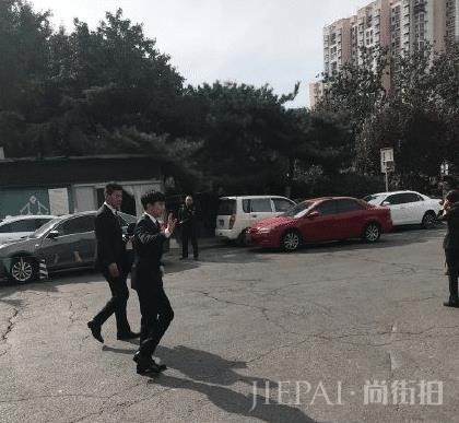 大咖出动现身北京街头，胡歌西装革履大长腿，靳东插兜宛如老干部
