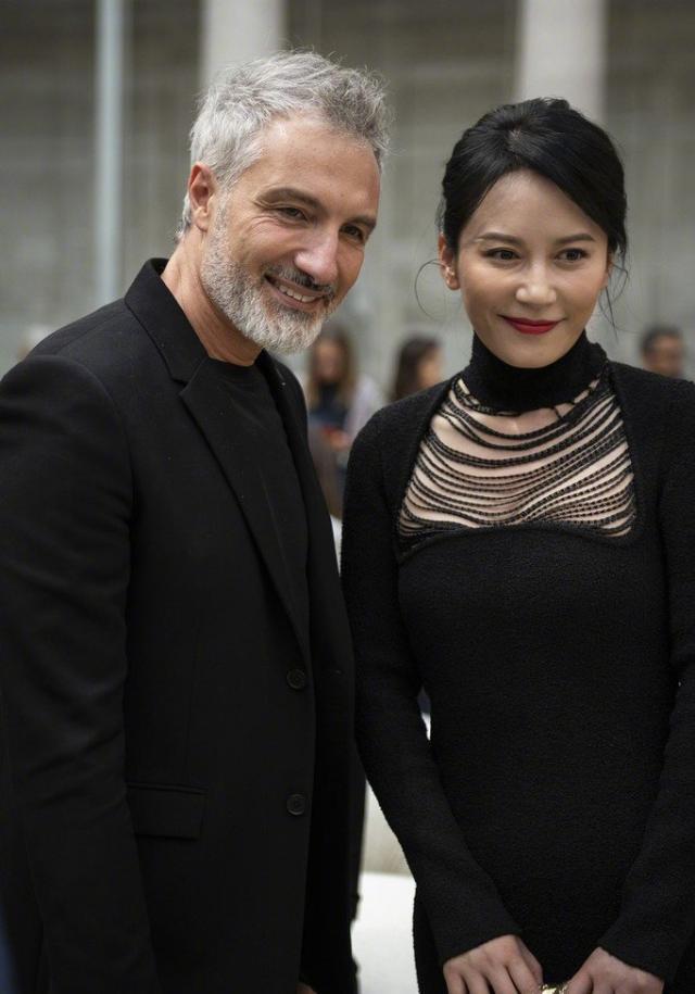 大龄女明星颜值现状，蔡明脸僵了刘嘉玲腰像水桶，许晴算自然老？