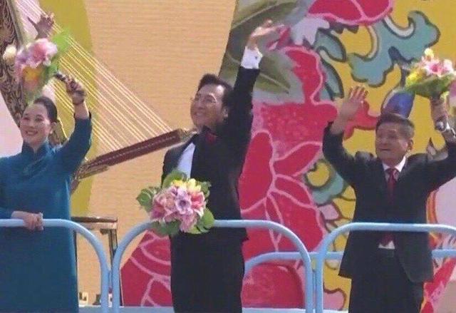 郎朗抛飞吻,冯远征比心,“跳水皇后”十年2次参加方阵太幸运