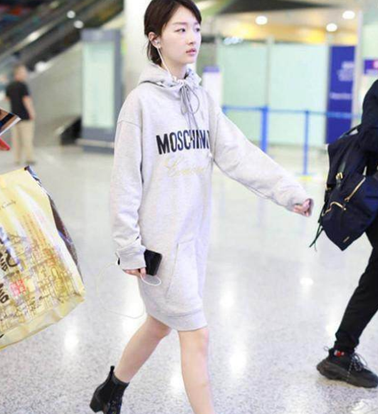 一到换季就没衣服穿?来看看明星们卫衣当裙子怎么穿
