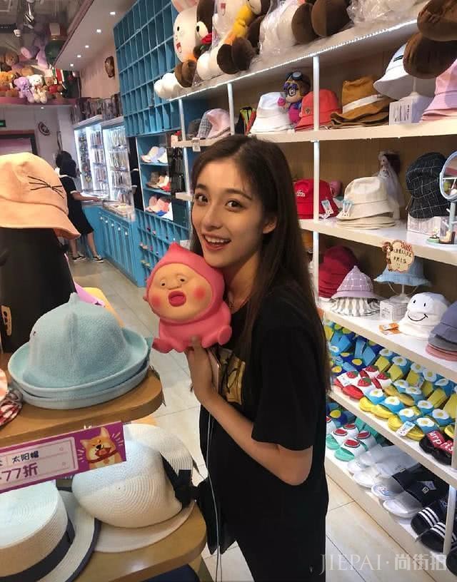 小欢喜的“鲶鱼精”王一笛，真人更讨喜，高鼻梁颜值衣品都好高