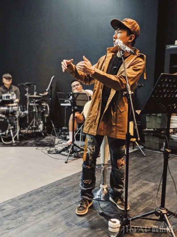 林俊杰撞鞋吴亦凡!这款联乘Air Jordan 1炒卖价怕要起飞!