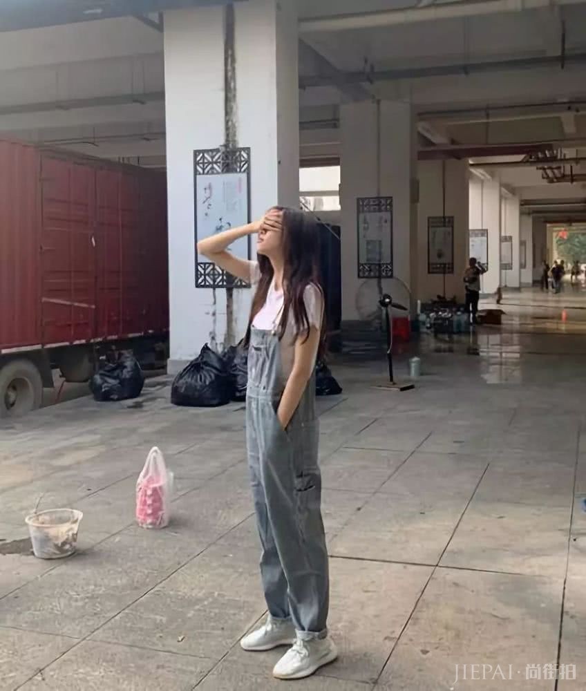 牛仔裤不会穿?也许你只需要换双鞋子