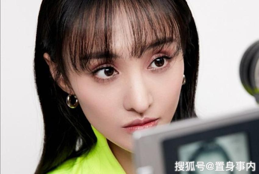 郑爽模样大变疑似整容,撞脸于小彤被嘲像网红,还是当年的她看好
