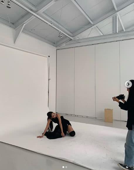 学Jennie的拍照套路,“坐着拍”不累还超好看!