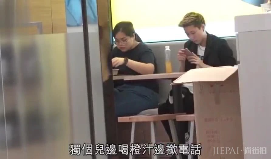 “小龙女”吴卓林西装搭黑金短发,爷们气质凸显